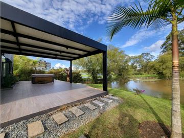 VENTA moderna y exclusiva CASA campestre en Llanogrande con lago.