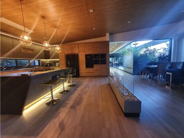 VENTA moderna y exclusiva CASA campestre en Llanogrande con lago.