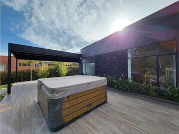 VENTA moderna y exclusiva CASA campestre en Llanogrande con lago.