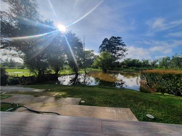 VENTA moderna y exclusiva CASA campestre en Llanogrande con lago.