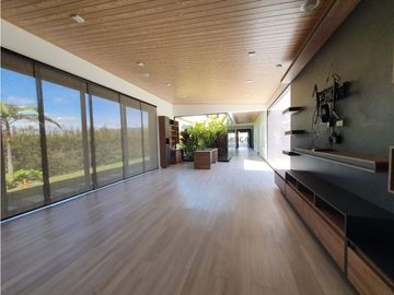 VENTA moderna y exclusiva CASA campestre en Llanogrande con lago.
