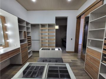 VENTA moderna y exclusiva CASA campestre en Llanogrande con lago.