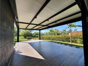 VENTA moderna y exclusiva CASA campestre en Llanogrande con lago.