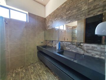 VENTA moderna y exclusiva CASA campestre en Llanogrande con lago.