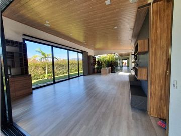 VENTA moderna y exclusiva CASA campestre en Llanogrande con lago.