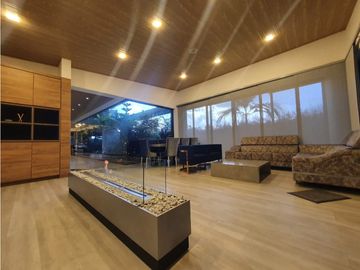 VENTA moderna y exclusiva CASA campestre en Llanogrande con lago.