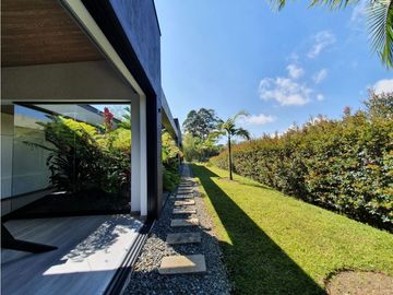 VENTA moderna y exclusiva CASA campestre en Llanogrande con lago.