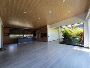 VENTA moderna y exclusiva CASA campestre en Llanogrande con lago.