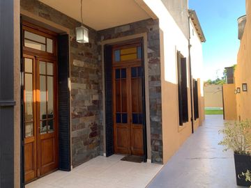 CASA 3 AMB EN VENTA CON PILETA EN LOMAS DE ZAMORA