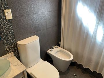 CASA 3 AMB EN VENTA CON PILETA EN LOMAS DE ZAMORA