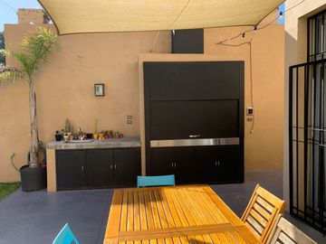 CASA 3 AMB EN VENTA CON PILETA EN LOMAS DE ZAMORA