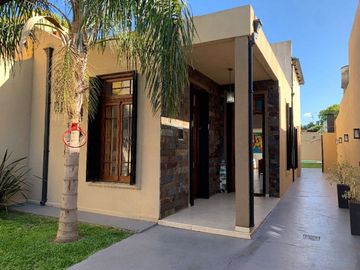 CASA 3 AMB EN VENTA CON PILETA EN LOMAS DE ZAMORA