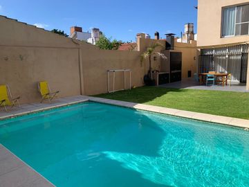 CASA 3 AMB EN VENTA CON PILETA EN LOMAS DE ZAMORA