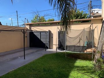 CASA 3 AMB EN VENTA CON PILETA EN LOMAS DE ZAMORA