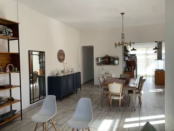CASA 3 AMB EN VENTA CON PILETA EN LOMAS DE ZAMORA
