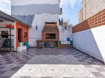 CASA EN VENTA 4 DORMITORIOS CON COCHERA Y PATIO