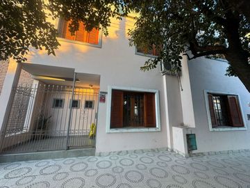 VENTA CASA 6 DORMITORIOS B° CENTRO AMERICA