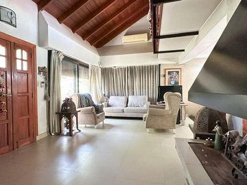 VENTA CASA 4 AMB PILETA QUINCHO - PARQUE LELOIR