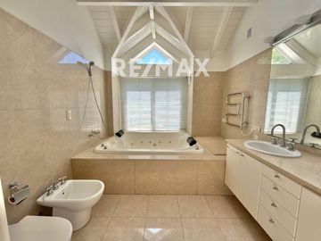 VENTA Casa 4 suites Highland Park parque 2.311 m2