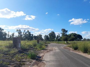 VENTA LOTE CENTRAL EN EL BARRIO LA POSTA DE PILAR