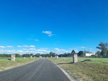 VENTA LOTE CENTRAL EN EL BARRIO LA POSTA DE PILAR