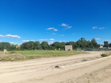 VENTA LOTE CENTRAL EN EL BARRIO LA POSTA DE PILAR