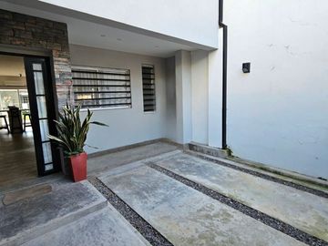 FLORIDA OESTE CASA VENTA 5 AMB COCHERA Y PILETA
