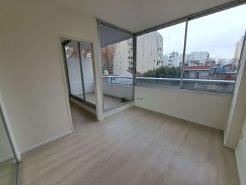 Alquiler 2 ambientes con cochera y seguridad 24 HS