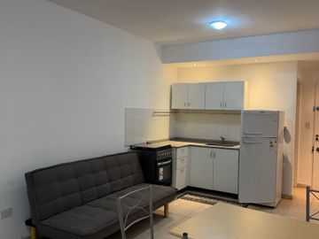 VENTA MONOAMBIENTE BALVANERA, con BALCÓN equipado.