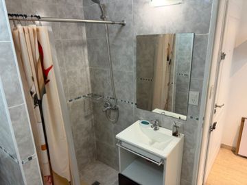 VENTA MONOAMBIENTE BALVANERA, con BALCÓN equipado.