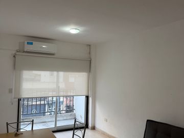 VENTA MONOAMBIENTE BALVANERA, con BALCÓN equipado.