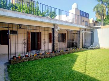 VENTA CASA 3 DORMITORIOS JARDIN Y PILETA COCHERA