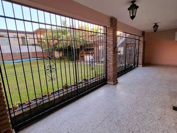 VENTA CASA 3 DORMITORIOS JARDIN Y PILETA COCHERA