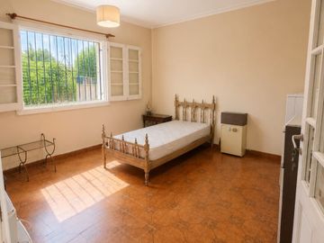 VENTA CASA 3 DORMITORIOS JARDIN Y PILETA COCHERA