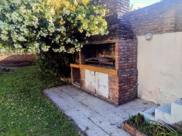 VENTA CASA 3 DORMITORIOS JARDIN Y PILETA COCHERA