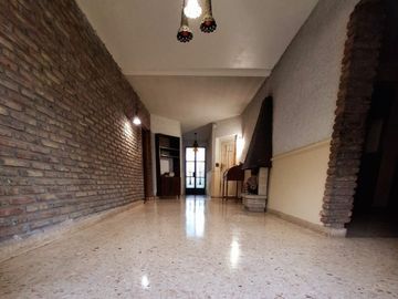 VENTA CASA 3 DORMITORIOS JARDIN Y PILETA COCHERA
