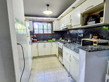 VENTA CASA 3 DORMIS MÁS ESCRITORIO CARLOS PAZ