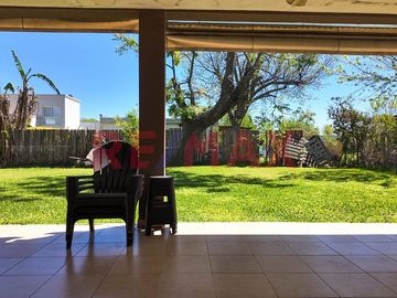 Casa Venta  4 amb  Santa Guadalupe Pilar del Este