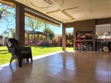 Casa Venta  4 amb  Santa Guadalupe Pilar del Este