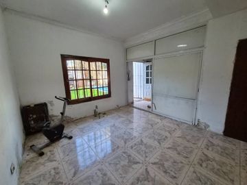 Casa en venta de 4 ambientes en Adrogue con parque