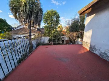 Casa en venta de 4 ambientes en Adrogue con parque