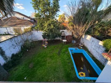 Casa en venta de 4 ambientes en Adrogue con parque