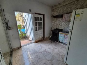 Casa en venta de 4 ambientes en Adrogue con parque