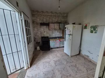 Casa en venta de 4 ambientes en Adrogue con parque