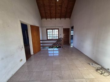 Casa en venta de 4 ambientes en Adrogue con parque