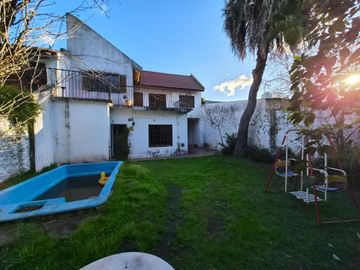 Casa en venta de 4 ambientes en Adrogue con parque