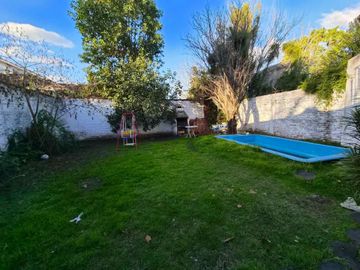 Casa en venta de 4 ambientes en Adrogue con parque