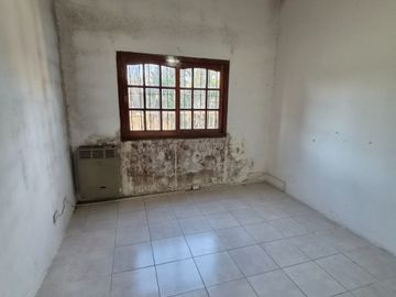 Casa en venta de 4 ambientes en Adrogue con parque