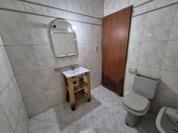 Casa en venta de 4 ambientes en Adrogue con parque