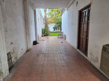 Casa en venta de 4 ambientes en Adrogue con parque